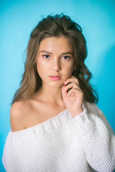 Uma Menina Adolescente Bonito Com Cabelo Escuro Longo Jeans Moda — Fotografia de Stock