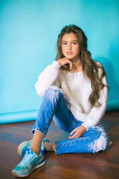 Una Linda Adolescente Con Pelo Largo Oscuro Jeans Moda Suéter —  Fotos de Stock