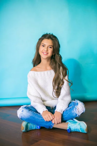 Uma Menina Adolescente Bonito Com Cabelo Escuro Longo Jeans Moda — Fotografia de Stock