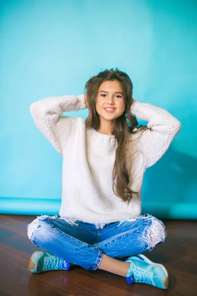 Uma Menina Adolescente Bonito Com Cabelo Escuro Longo Jeans Moda — Fotografia de Stock