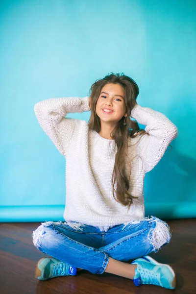 Uma Menina Adolescente Bonito Com Cabelo Escuro Longo Jeans Moda — Fotografia de Stock