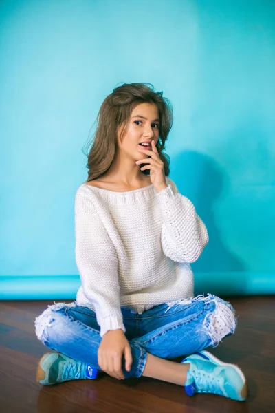 Uma Menina Adolescente Bonito Com Cabelo Escuro Longo Jeans Moda — Fotografia de Stock