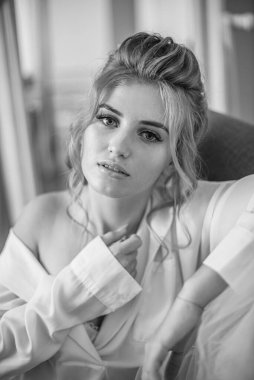 Sabahları düğün saç modeli ve makyajlı, yatak odasında beyaz ipek geceliğiyle genç ve güzel bir gelin. düğün sabahı