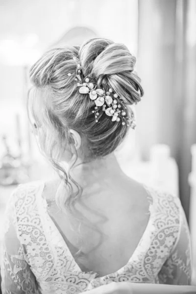 Young Beautiful Bride Wedding Bridal Hairstyle Pearls Crystals Boudoir Table — Stock Photo, Image