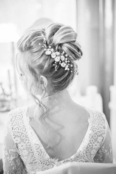 Young Beautiful Bride Wedding Bridal Hairstyle Pearls Crystals Boudoir Table — Stock Photo, Image