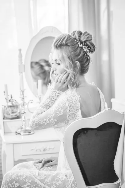 Young Beautiful Bride Wedding Hairstyle Makeup Morning Floor Length White — Stock Photo, Image