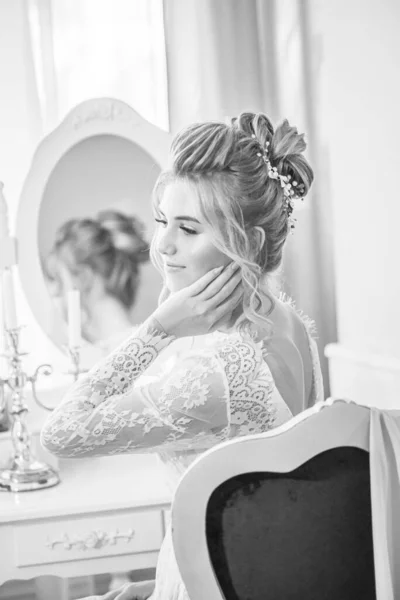 Young Beautiful Bride Wedding Hairstyle Makeup Morning Floor Length White — Stock Photo, Image