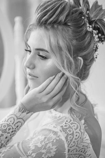 Uma Jovem Noiva Bonita Com Penteado Casamento Maquiagem Pela Manhã — Fotografia de Stock
