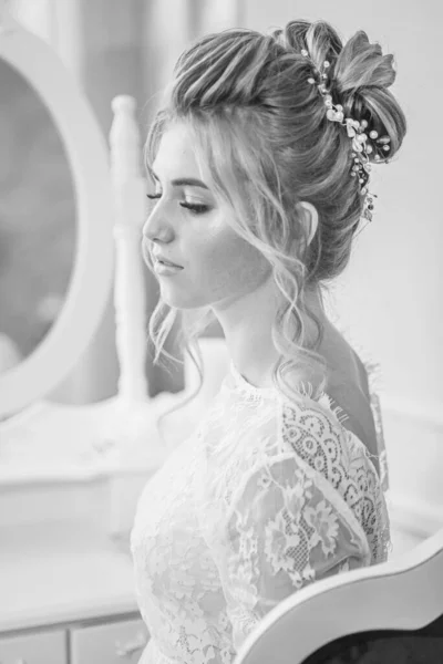 Young Beautiful Bride Wedding Hairstyle Makeup Morning Floor Length White — Stock Photo, Image