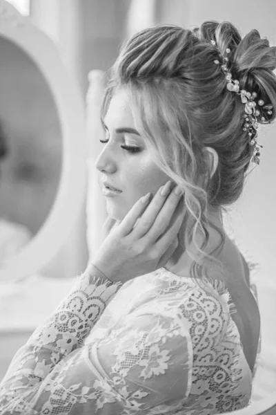 Seorang Pengantin Cantik Muda Dengan Gaya Rambut Pernikahan Dan Makeup — Stok Foto