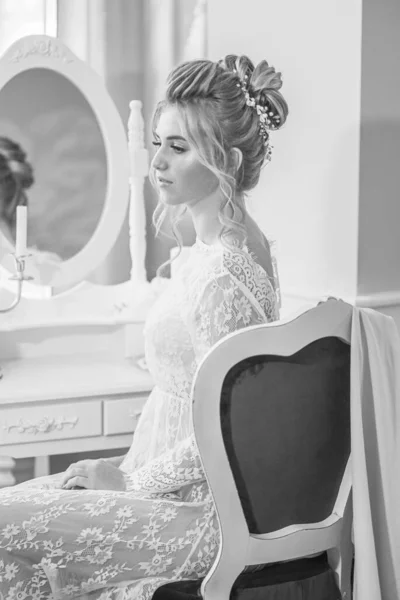 Young Beautiful Bride Wedding Hairstyle Makeup Morning Floor Length White — Stock Photo, Image