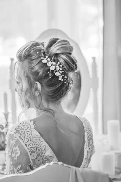 Young Beautiful Bride Wedding Bridal Hairstyle Pearls Crystals Boudoir Table — Stock Photo, Image