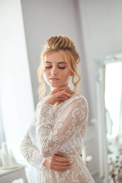 Молодая Красивая Невеста Свадебной Прической Макияжем Утром Белой Кружевной Тунике — стоковое фото