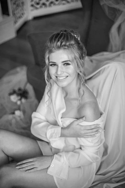 Giovane Bella Sposa Con Acconciatura Sposa Trucco Mattino Indossando Negligee — Foto Stock