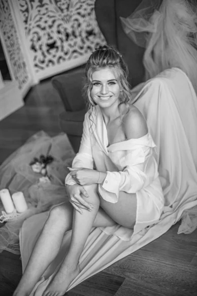 Sabahları Düğün Saç Modeli Makyajlı Yatak Odasında Beyaz Ipek Geceliğiyle — Stok fotoğraf
