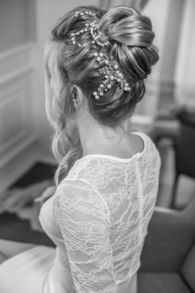 Young Beautiful Bride Wedding Bridal Hairstyle Pearls Crystals Boudoir Table — Stock Photo, Image