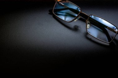 Doku yüzeyinde gözlük resmi