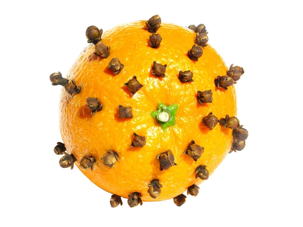 Orange fruit studded with clove spice — Stock Photo, Image