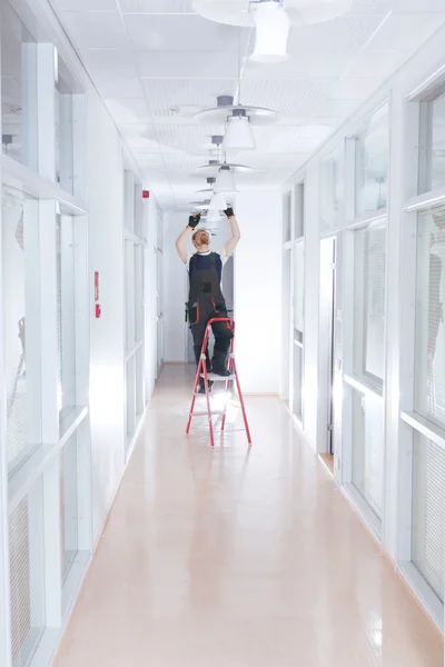 Hombre en escalera — Foto de Stock