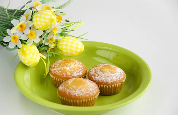 Easter cakes on plate with flowers on white — Stock Photo, Image