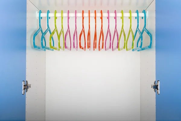 Renkli askıları ile çocuk dolap