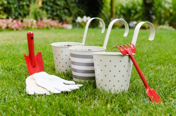 saksıları, Bahçe el aletleri