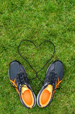 gammaz kalp çimenlerin üzerinde