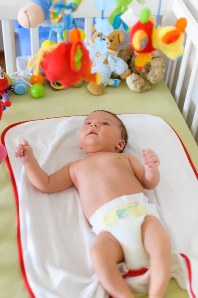 Niedliches Baby spielt im Bett — Stockfoto