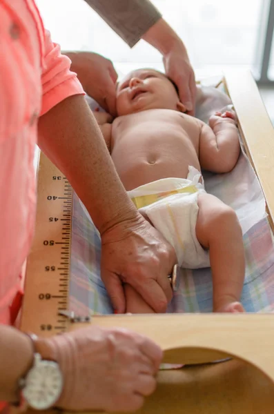 小児科医測定赤ちゃんの身長 ストックフォト