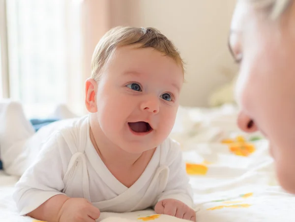 gülen bebek ve annesi