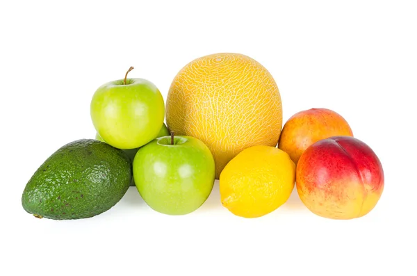 Frutas frescas y sabrosas aisladas en blanco —  Fotos de Stock
