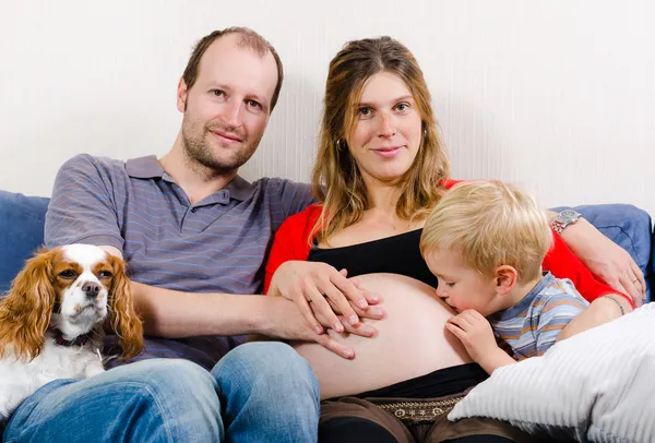 Familia feliz esperando nuevo bebé — Foto de Stock