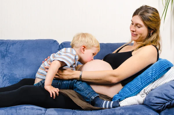 küçük çocuk hamile anne karnına kanepeye öpüşme