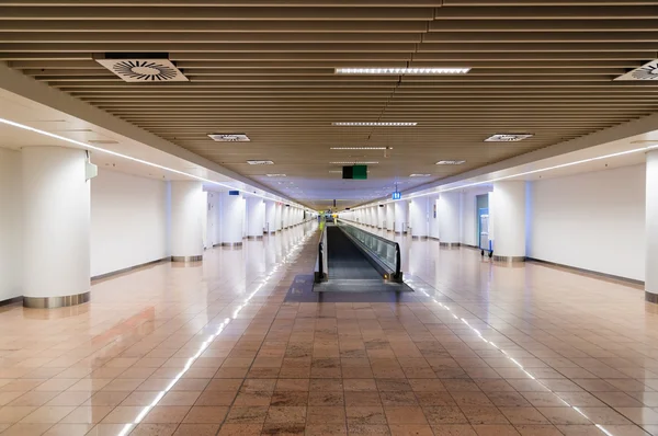 Interno di un moderno terminal in aeroporto internazionale con esca — Foto Stock