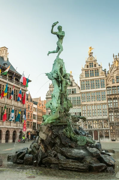 Antwerpse city hall met de brabo fontein op de grote markt — Stockfoto