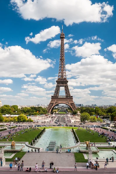 The Eiffel Tower and fountains of Trocadero in Paris France — Stock Photo, Image