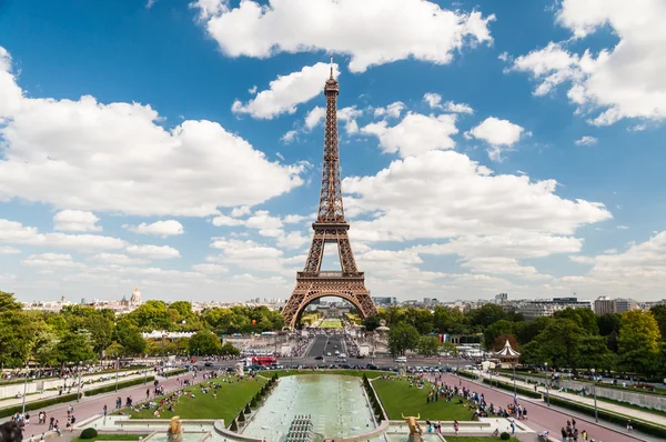 Eiffelova věž a fontány Trocadera v Paříži Francie — Stock fotografie