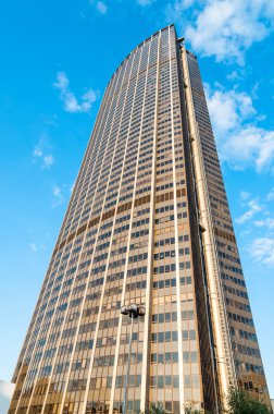 Montparnasse Kulesi paris mavi gökyüzü ile