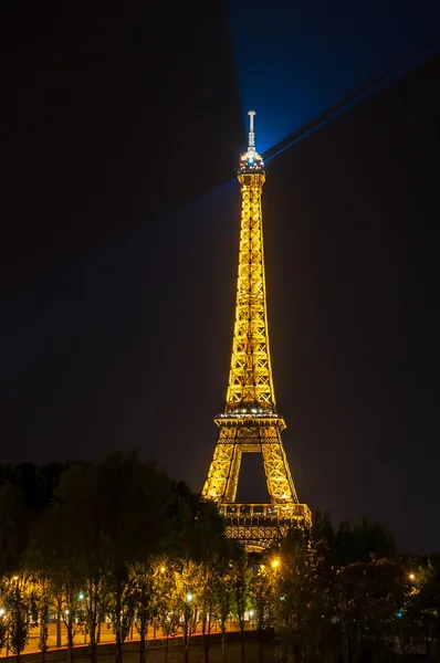 PARIS - JULY 31: Lighting the Eiffel Tower July 31, 2011 in Pari — Stock Photo, Image