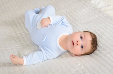 şirin bebek çocuk gri halı üzerinde yalan söylüyor