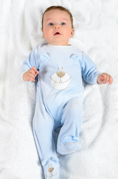 Χαριτωμένο μωρό αγόρι βρίσκεται στην κουβέρτα λευκό — Φωτογραφία Αρχείου