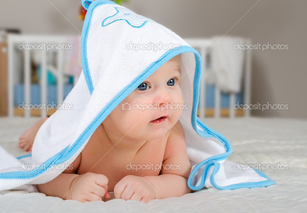 şirin Bebek çocuk Banyo Sonra Başlıklı Havlu — Stok Foto © Anmalkov 42568935
