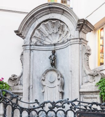 Brüksel - Temmuz 09: manneken pis heykeli ve çeşmenin üzerinde Temmuz 09,