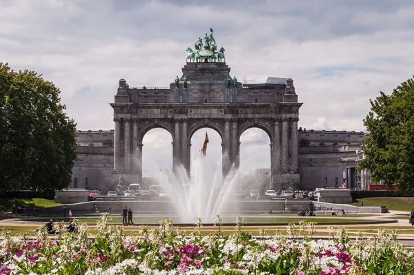 Триумфальная арка в парке Cinquantenaire в Брюсселе, Бельгия — стоковое фото