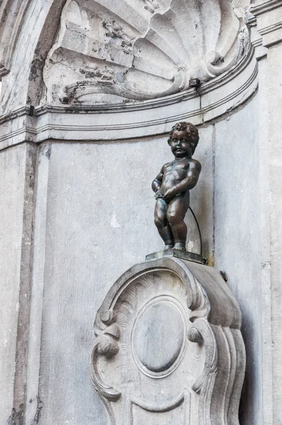 БРЮССЕЛЬ - 09 июля: Статуя и фонтан Manneken Pis 9 июля , — стоковое фото