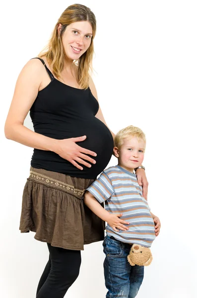 Hamile anne ile küçük bir erkek kardeş — Stok fotoğraf