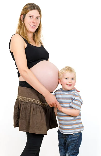 Zwangere moeder met een broertje van de jongen Stockafbeelding