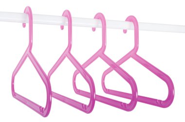 bir çubuk üzerinde beyaz izole pembe askı