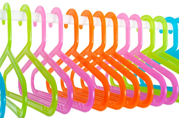 Cabides coloridos em uma vara em um guarda-roupa — Fotografia de Stock