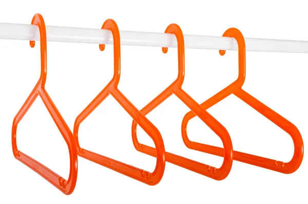 Oranje hangers op een staaf geïsoleerd op wit Stockfoto